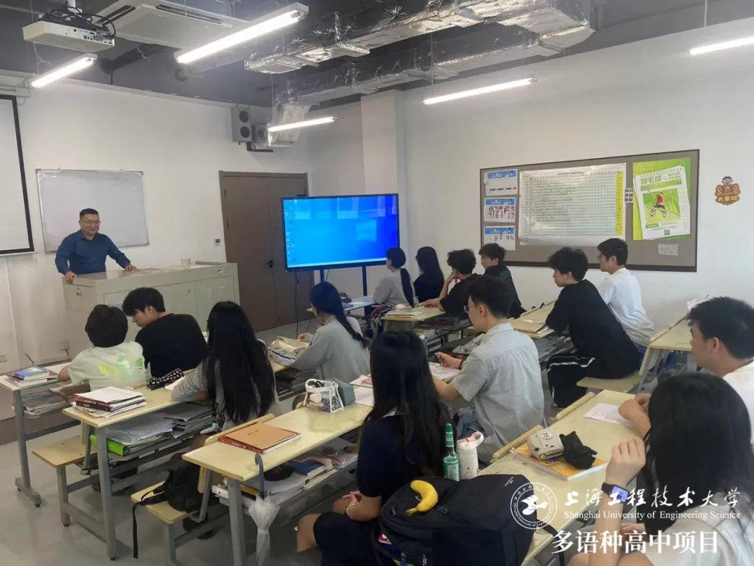 校園動(dòng)態(tài)日語(yǔ)國(guó)際高中-我校榮獲開(kāi)大附中總?！皟?yōu)秀班主任”和“優(yōu)秀教務(wù)員”榮譽(yù)稱號(hào)